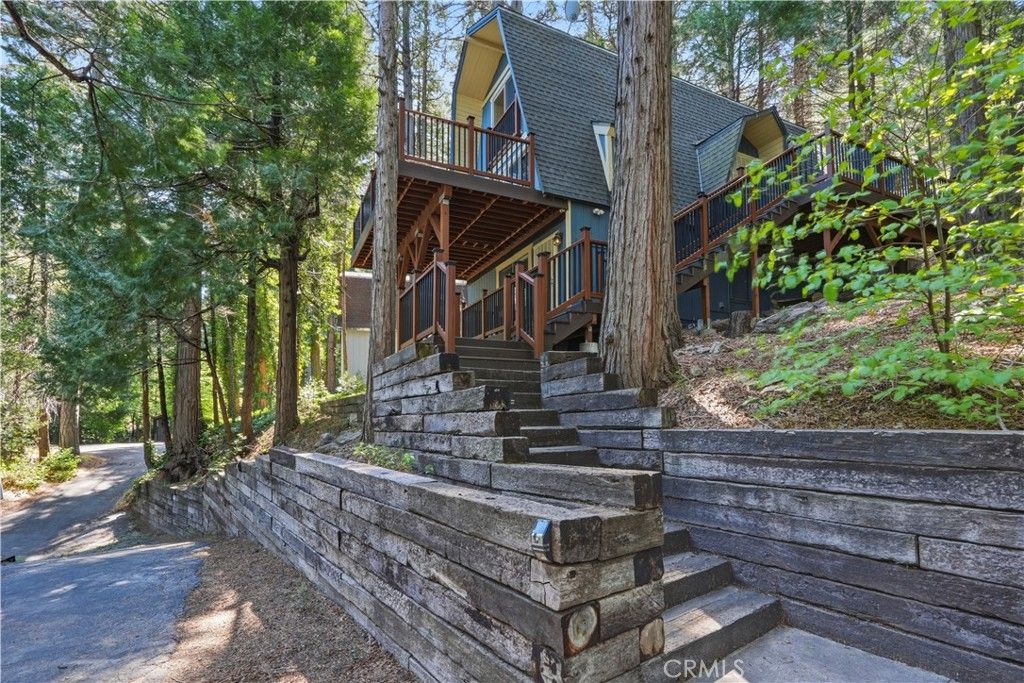 Photo of 24091 Lakeview Dr, Crestline, CA 92325 (MLS # IG26093053)