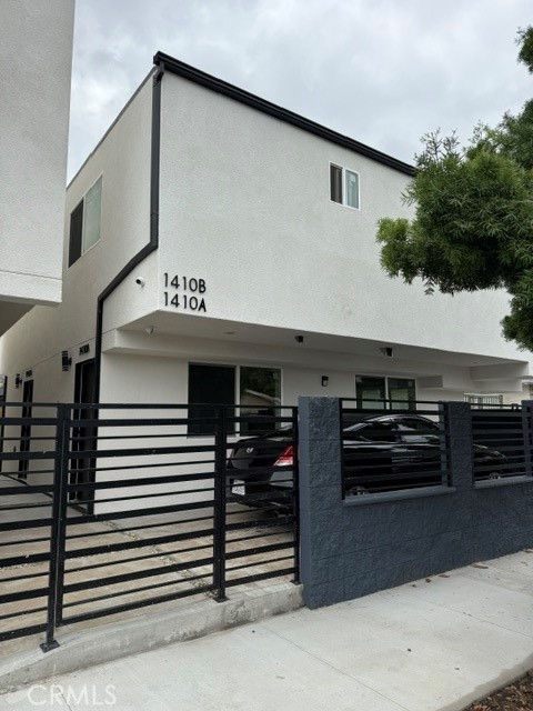 Brand-new 3-bedroom, 2.5-bath apartment in the heart of Los Angeles. Features high-end finishes, modern kitchen with stainless steel appliances, washer/dryer, air conditioning and an open floor plan, with plenty of natural light. Close to dining, shopping, and entertainment.