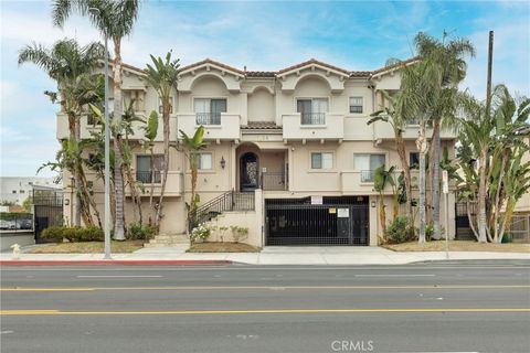 Photo of 7124 Woodman Ave, Van Nuys, CA 91405 (MLS # BB26069428)