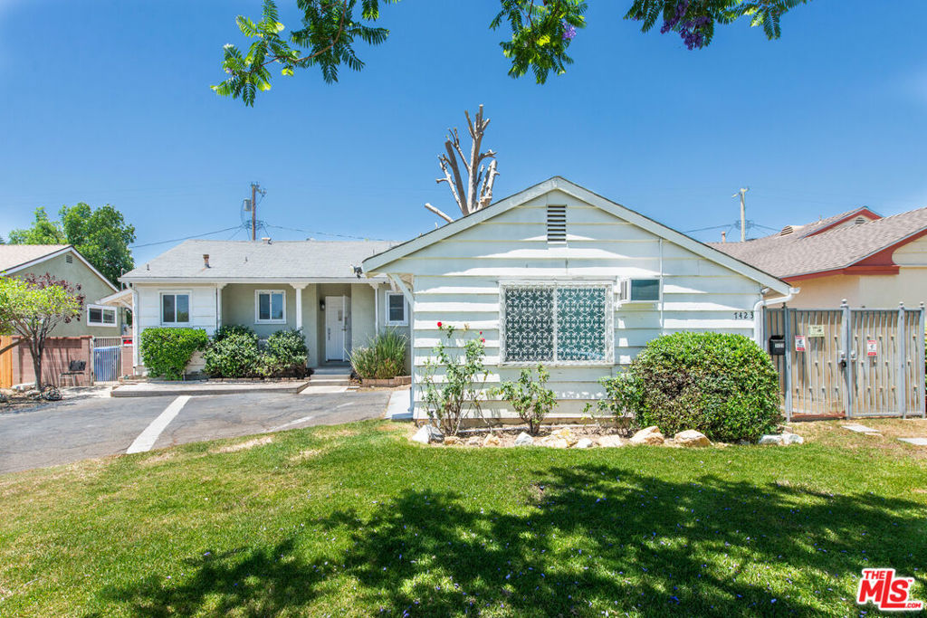 Main image without alt text