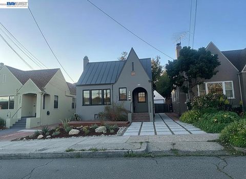 Photo of 2533 Harrington Ave Ave, Oakland, CA 94601 (MLS # 41126308)
