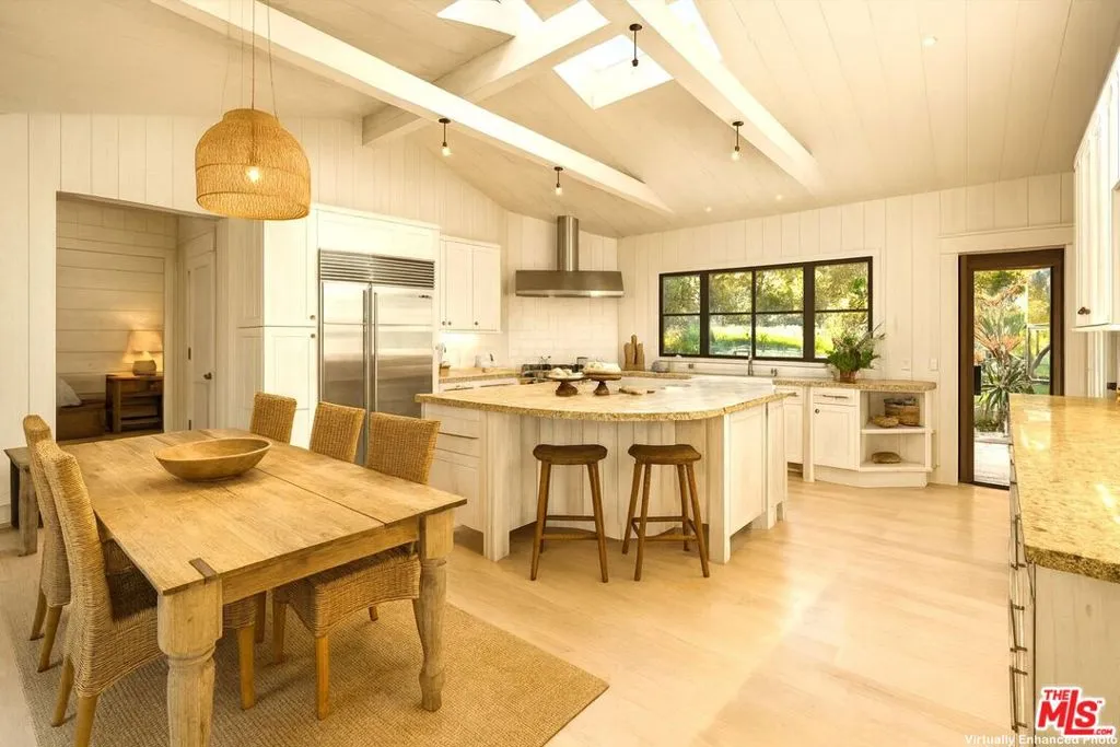 Montecito, California 93108, United States, 3 Bedrooms Bedrooms, ,4 BathroomsBathrooms,Residential,Active,231154