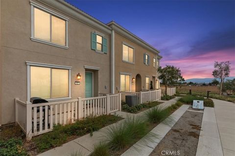 Photo of 425 N Beechwood Ave, Rialto, CA 92376 (MLS # IV26019422)