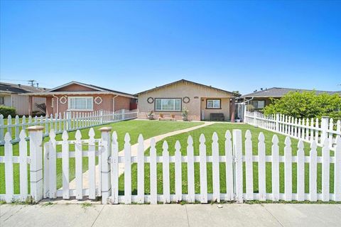 Photo of 517 Bridge ST, Watsonville, CA 95076 (MLS # ML82045885)