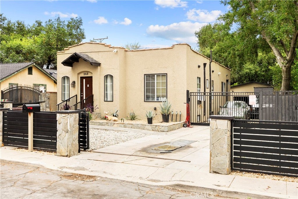 868 W Calaveras