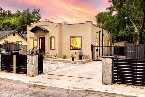 Photo of 868 W Calaveras, Altadena, CA 91001 (MLS # CV26207050)