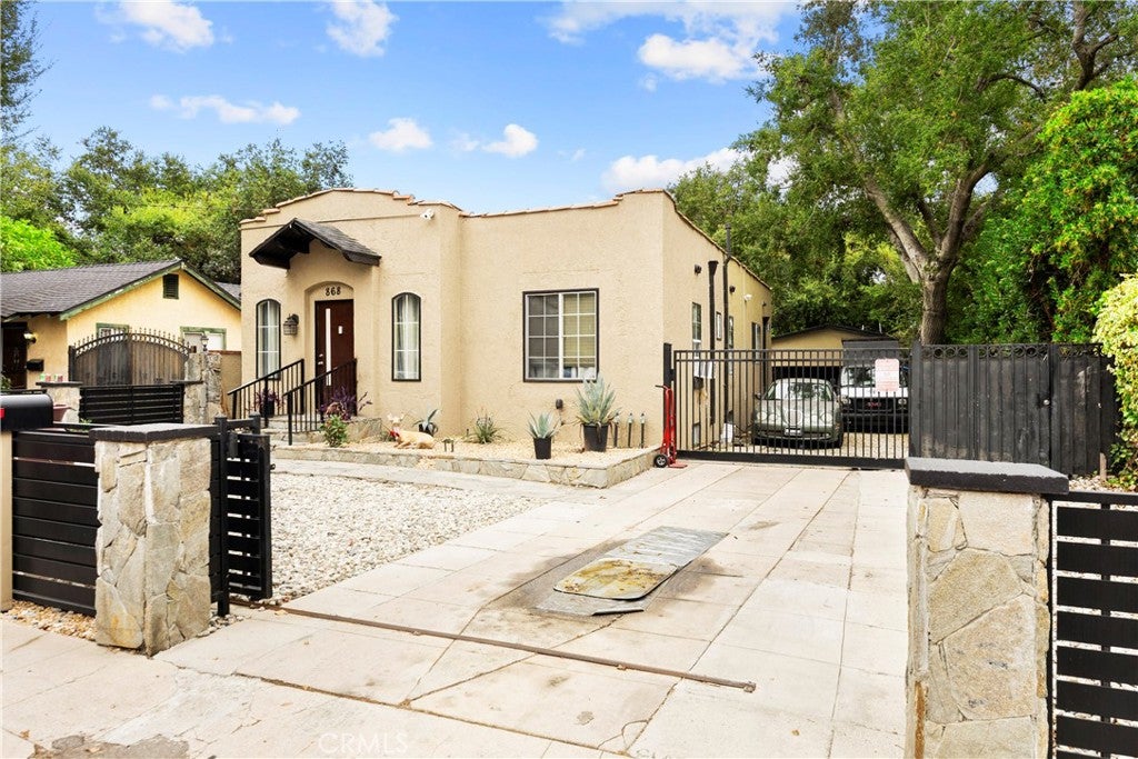 868 W Calaveras