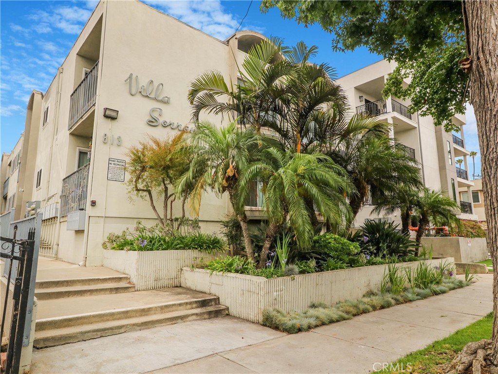 813 E La Palma Drive