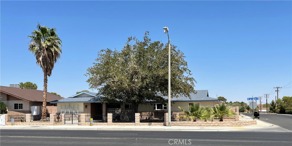 Welcome to this charming single-story home in the heart of Ridgecrest! This beautifully 2-bedroom, 2-bathroom residence offers 1,593 sq ft of thoughtfully designed living space, blending modern upgrades with classic appeal. Step inside to a bright and airy interior featuring a spacious living room with a cozy fireplace, a generous laundry room, and a carpeted, covered patio that opens to a large backyard—perfect for entertaining or relaxing under the California sun.
The open-concept kitchen is a true highlight, boasting a stylish breakfast bar, ample counter space, and elegant cabinetry. Both bedrooms are generously sized with large closets for plenty of storage, while the two bathrooms offer abundant space and functionality.
A versatile family room provides the ideal setting for guests, a TV lounge, or a home office. Outside, the expansive backyard offers endless possibilities for outdoor fun and gatherings. The detached one-car garage adds even more value with extra storage and potential for a workshop.
With its inviting atmosphere, smart layout, and prime location, this Ridgecrest gem is the perfect place to call home. Don’t miss your chance—schedule a showing today and make it yours!