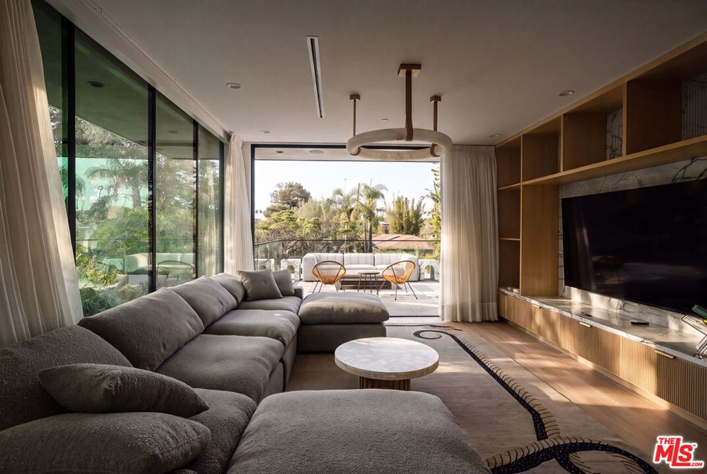 738 Palms Boulevard
