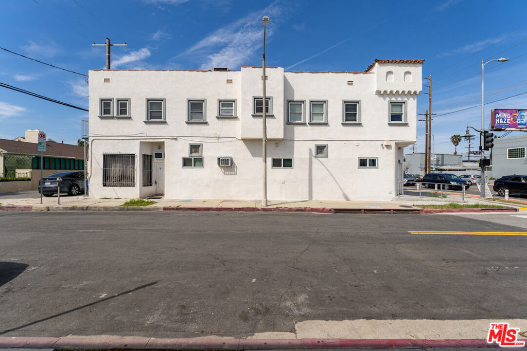 Main image without alt text