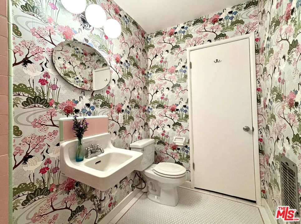 Santa Monica, California 90403, United States, 1 Bedroom Bedrooms, ,1 BathroomBathrooms,Residential,Active,222487