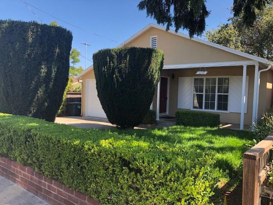 Classic White oaks charmer 3 bedroom, 1 bath located in the heart of San Carlos, walking distance to the Peninsula's best schools, Burton Park and the terrific downtown area where you can enjoy shopping and dining at the many restaurants. Featuring open kitchen/family room with separate living room, Sliding doors opening into newly landscaped private yard perfect for entertaining and al fresco dining. All new stainless kitchen appliances. Washer/Dryer included. Hardwood floors.   Conveniently located minutes from access to 280, 101 you will be able to easily connect to Silicon Valley, Stanford or San Francisco