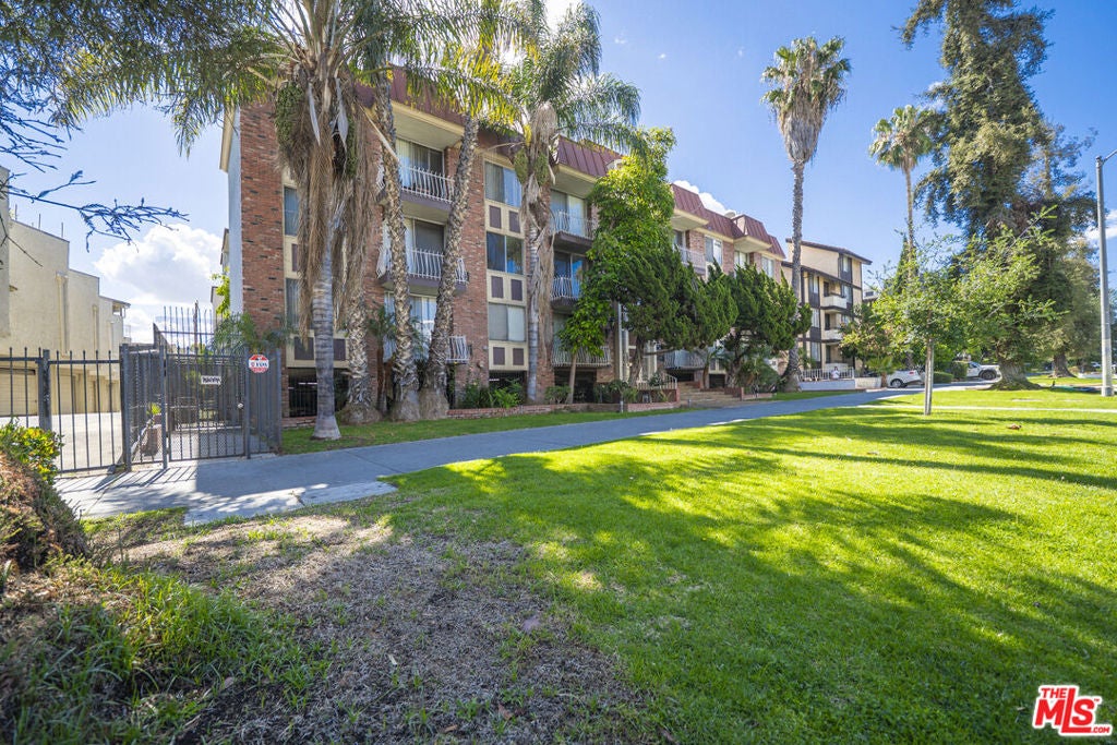210 S La Fayette Park Place 201