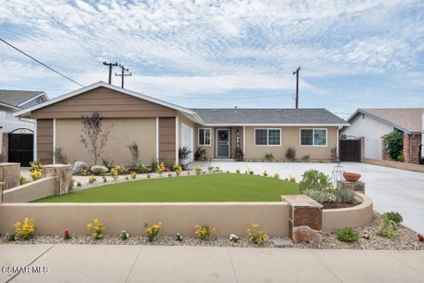 Photo of 989 N Planetree Avenue, Simi Valley, CA 93065 (MLS # 226003382)