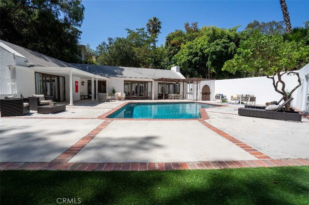3183 N Laurel Canyon Blvd