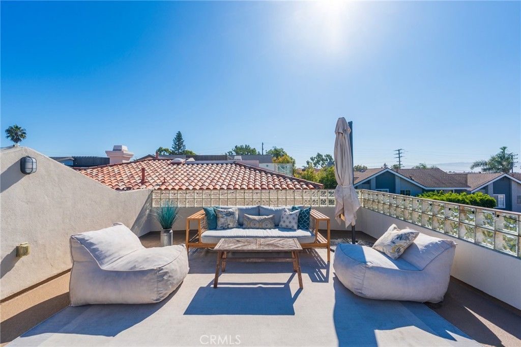 Photo of 611 N Lucia Ave #B, Redondo Beach, CA 90277 (MLS # SB26029249)