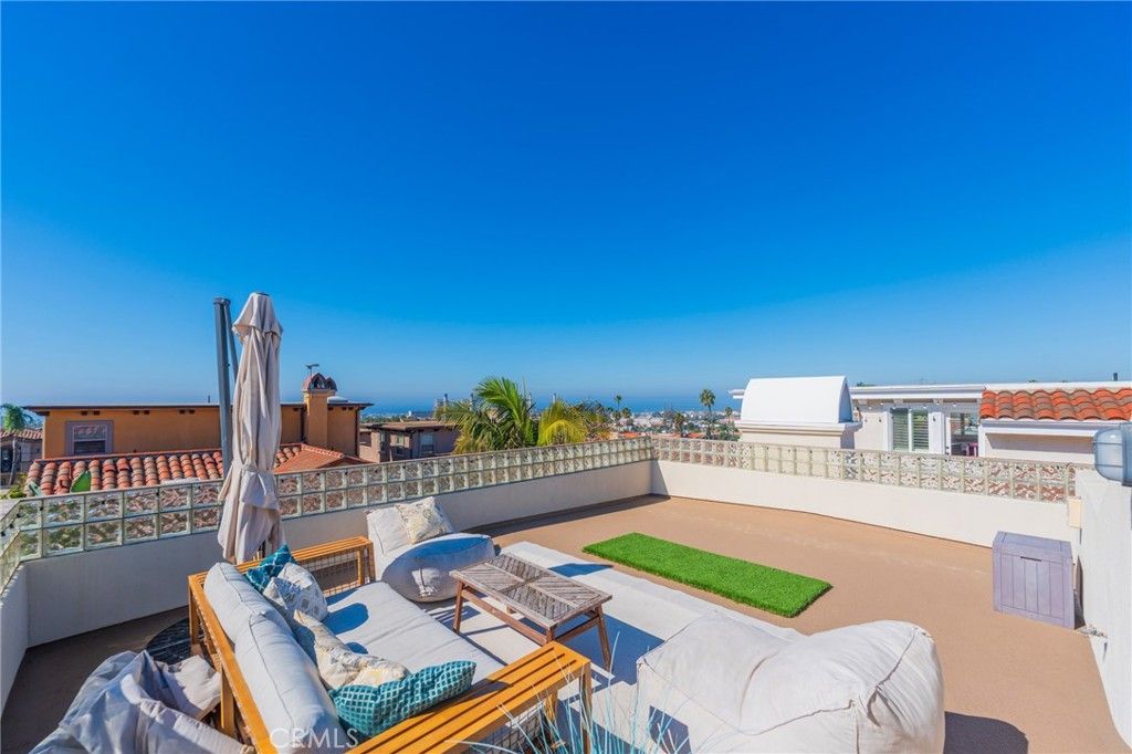 Photo of 611 N Lucia Ave #B, Redondo Beach, CA 90277 (MLS # SB26029249)