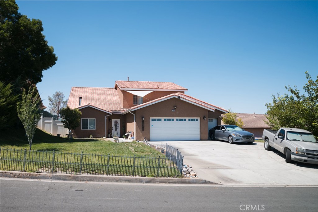 BEAUTIFUL MOVE IN CONDITION HOME. 3 BEDROOMS AND 2 FULL BATHROOMS UPSTAIRS, FEATURING A PRIMARY BEDROOM WITH NEW FLOORING AND A LARGE RECENTLY REMODELED BATHROOM WITH DUAL SHOWER HEADS. LARGE WALK IN CLOSET IN CLOSET. THIS HOME ALSO INCLUDES A DOWNSTAIRS BEDROOM AND BATHROOM. ******CUSTOM KITCHEN WITH LOTS OF COUNTER SPACE AND PLENTY OF CABINETS. LARGE 5 BURNER 36' FISHER & PAYKEL RANGE, WALK-IN PANTRY THIS HOME IS PERFECT FOR HOSTING FAMILY DINNERS AND HOLIDAYS. DON'T MISS THIS ONE. LARGE LAUNDRY ROOM WITH CUSTOM CABINET WORK. GOOD SIZE FRONT AND BACK YARDS. GARAGE IS SPACIOUS 2 CAR PLUS GOLF CART GARAGE SPACE.