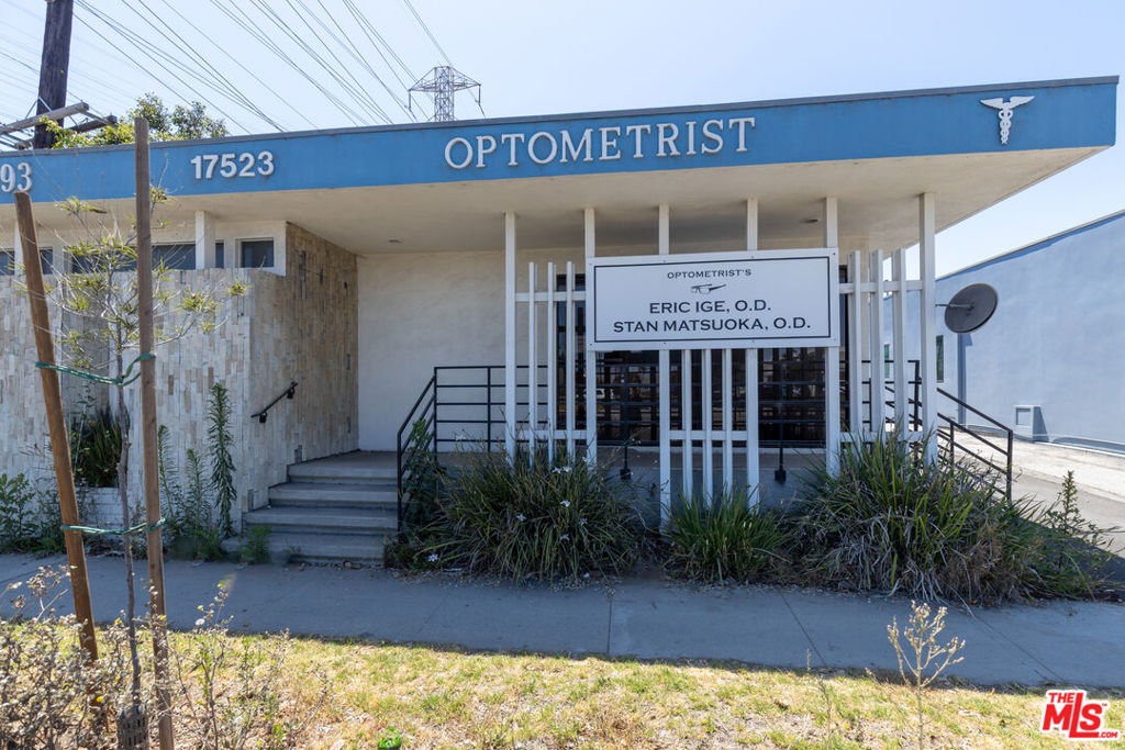 This standalone former optometrist building is located in the heart of Torrance. The property is minutes from the 405 Freeway, located on Crenshaw about a block South of Artesia Blvd. Perfect for an owner user looking to open up their own business or as an investment.