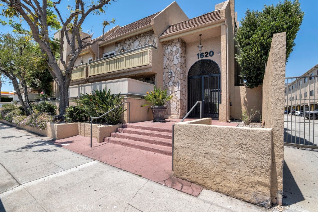 1620 N San Fernando BLVD