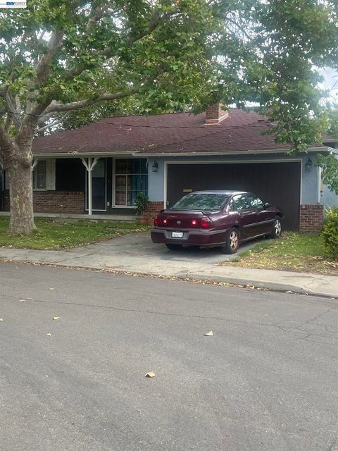Photo of 17018 Via Tomar, San Lorenzo, CA 94580 (MLS # 41136671)