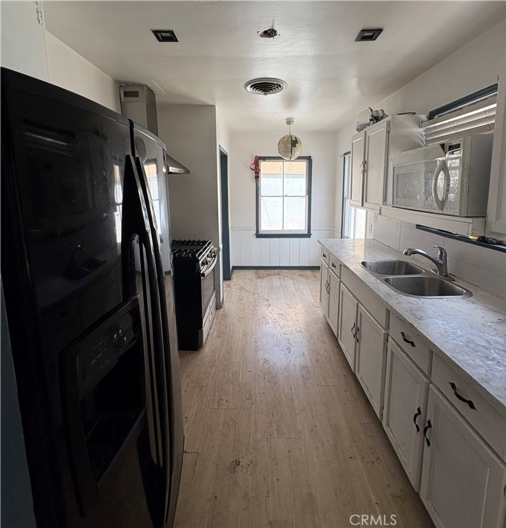 Photo of 15445 Archwood Street, Van Nuys, CA 91406 (MLS # SR25194934)