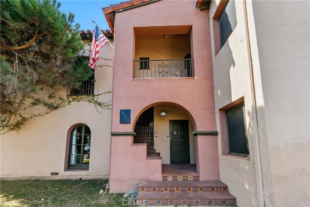 Photo of 819 S Curson Avenue, Los Angeles, CA 90036 (MLS # SR25248209)