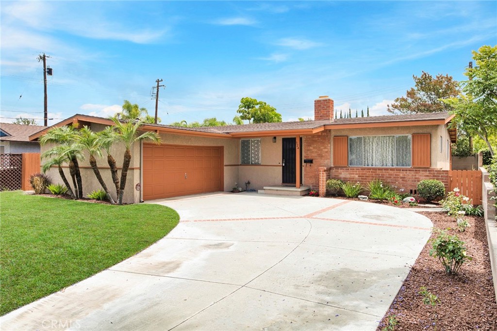 324 N La Reina Street