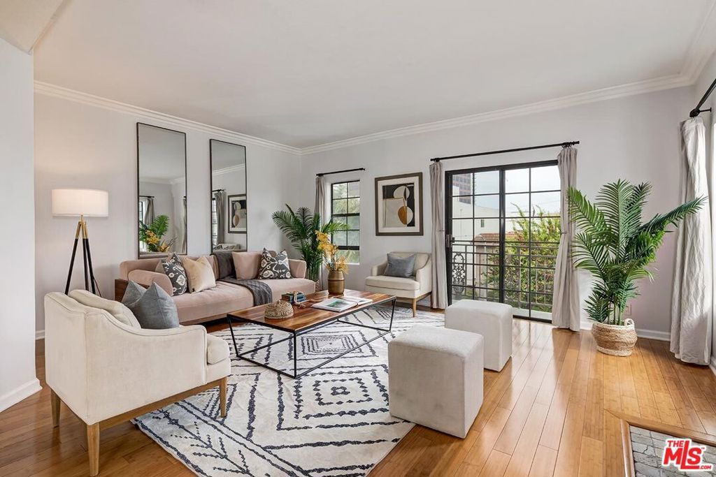 Photo of 11827 Goshen Avenue #201, Los Angeles, CA 90049 (MLS # 25600051)