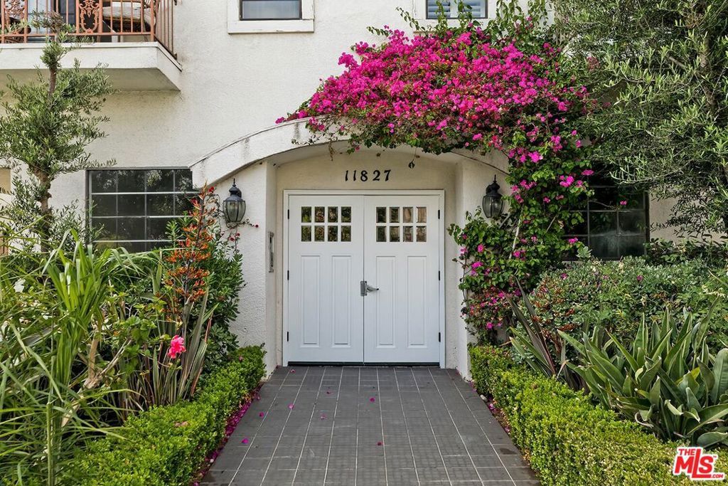 Photo of 11827 Goshen Avenue #201, Los Angeles, CA 90049 (MLS # 25600051)