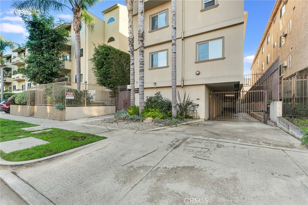 Photo of 10866 Bluffside #5, Studio City, CA 91604 (MLS # BB25263955)