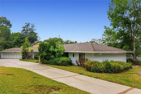 Photo of 975 Valley Vista Drive, Camarillo, CA 93010 (MLS # SR26118965)