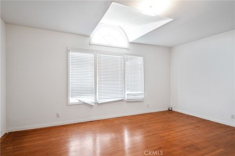 Tiny photo for 304 Avenue E, Redondo Beach, CA 90277 (MLS # SB25198821)