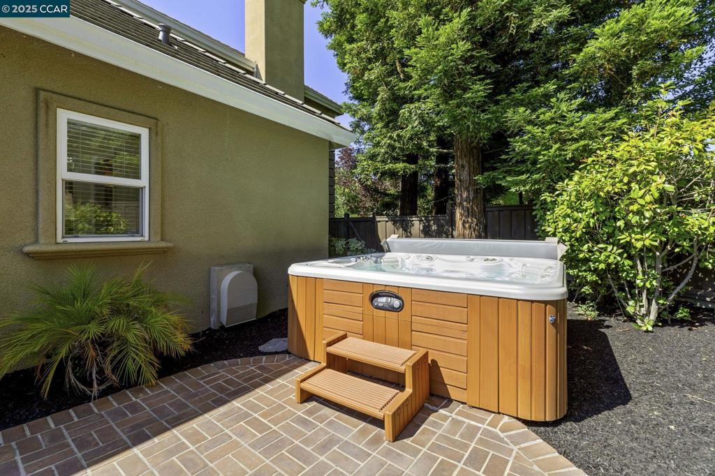 NORTHRIDGE ESTS - Residential