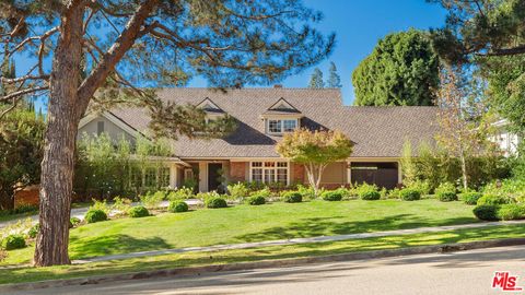 Photo of 723 N Sierra Drive, Beverly Hills, CA 90210 (MLS # 25627811)