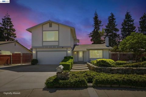 Photo of 1940 Mcpeak Ct Ct, Tracy, CA 95376 (MLS # 41128578)