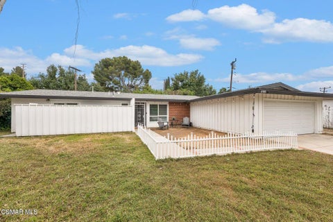 Photo of 2105 Ruskin Avenue, Thousand Oaks, CA 91360 (MLS # 226005089)