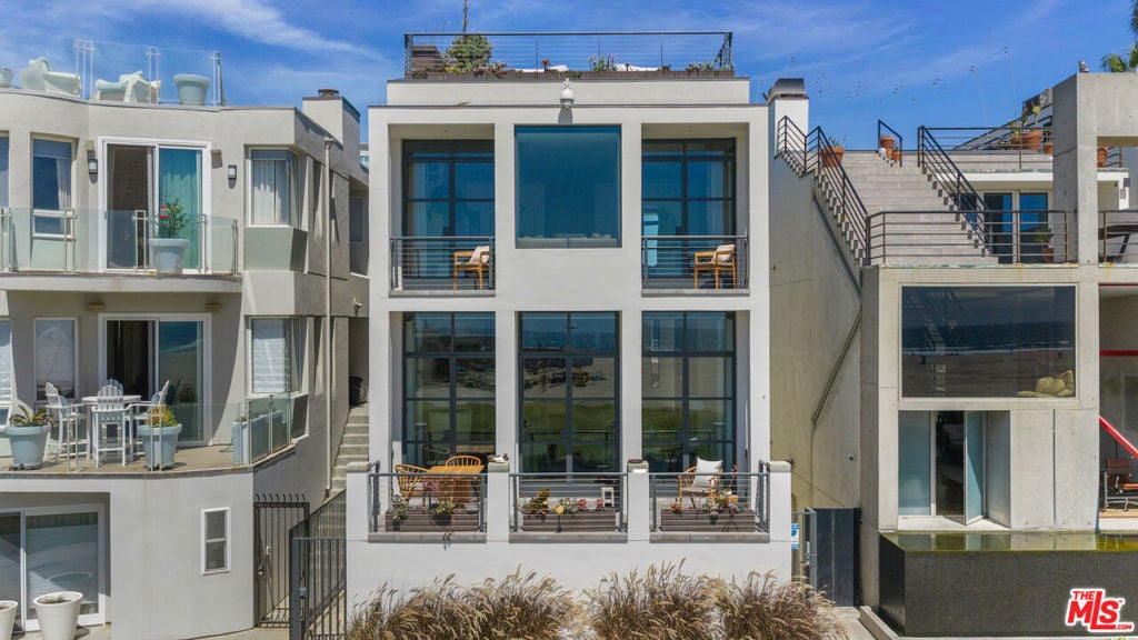 2311 Ocean Front Walk