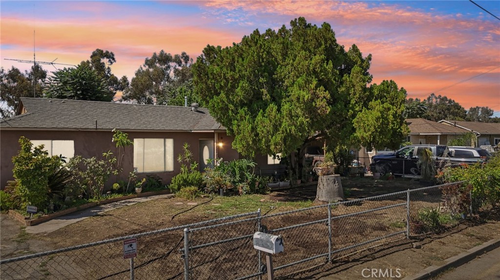 Welcome to your dream home in the heart of Fontana!
This property offers tremendous opportunities for you to unleash your unique imagination and truly make it your own. Centrally located, you'll find yourself just minutes away from schools, the Metrolink, downtown Fontana, park, 10 Fwy, and a variety of shopping options. Plus, the Ontario International Airport is conveniently close, making travel a breeze. Don't miss the chance to create the perfect living space in this prime location! See you in escrow and in time for these holidays to enjoy this home!