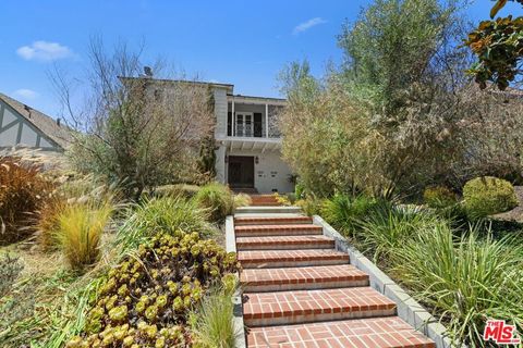 Photo of 1307 S Rimpau Boulevard, Los Angeles, CA 90019 (MLS # 25539721)