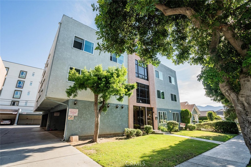 This beautifully renovated 2-bedroom /1-bathroom apartment is located on the 3rd) floor of a quiet, well-maintained building close to Glendale Galleria and Americana. There is 2 parking spaces for this unit. Section 8 applications are being accepted.
* Brand new kitchen with updated cabinets
* Spacious tiled bathroom
* New windows & wood-style laminate flooring throughout
* Central air conditioning
*2 dedicated parking spaces + private storage**
* Laundry on-site
* Water & trash included; tenant pays gas & electricity