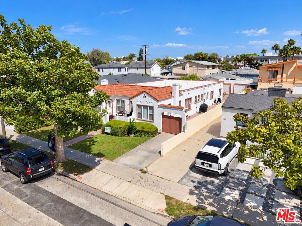 3944 Huron Avenue