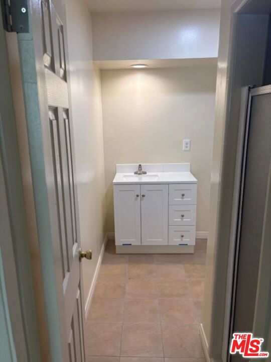 Very Large 2,000 Sq Feet Apt in Baldwin Village near Light Rail, 10 Freeway, Shopping, Westside, Culver City etc. All rooms are very big with walk in closets and and Central Heating and it Includes 1 Gated Parking Spot.