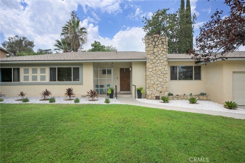 Photo of 414 Via Vista Drive, Redlands, CA 92373 (MLS # CV26175849)