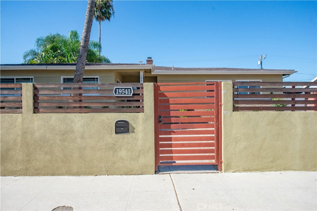 19541 Victory Boulevard