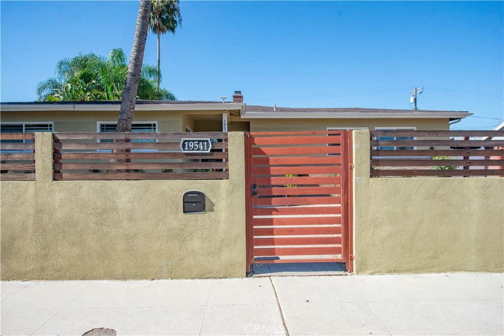 19541 Victory Boulevard, Reseda CA 91335