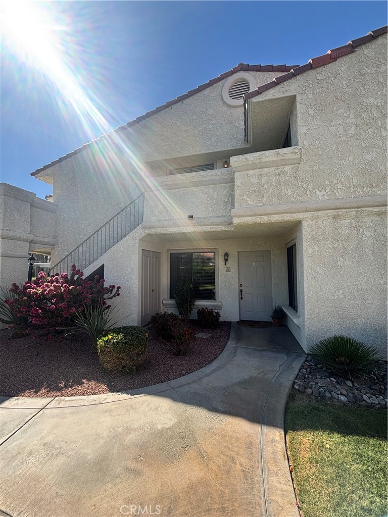 VERY NICE AND COMFY ONE LEVEL 2 BEDROOMS 2 FULL BATHS, LIVING ROOM WITH PATIO ACCESS, A FEW STEPS FROM THE POOL AND SPA, HAS 2 TENNIS / PICKLE BALL COURTS, 4 POOLS IN THE COMPLEX (MORE THAN YOU CAN USE ; ) -)
NEW FRIDGE, DISHWASHER, WASHER ANF DRYER, SONY SMART T.V., CABLE AND NETFLIX, PLUS OTHERS, PLENTY OF COVERED PARKING + YOU GET 2 PARKING PASSES +FOR YOUR GUESTS. CLOSE TO PALM SPRINGS DOWNTOWN STRIP, MUSEUM, RESTAURANTS (MELVYN'S), ETC. GATED COMMUNITY. A TRUE PLEASURE TO STAY HERE!
