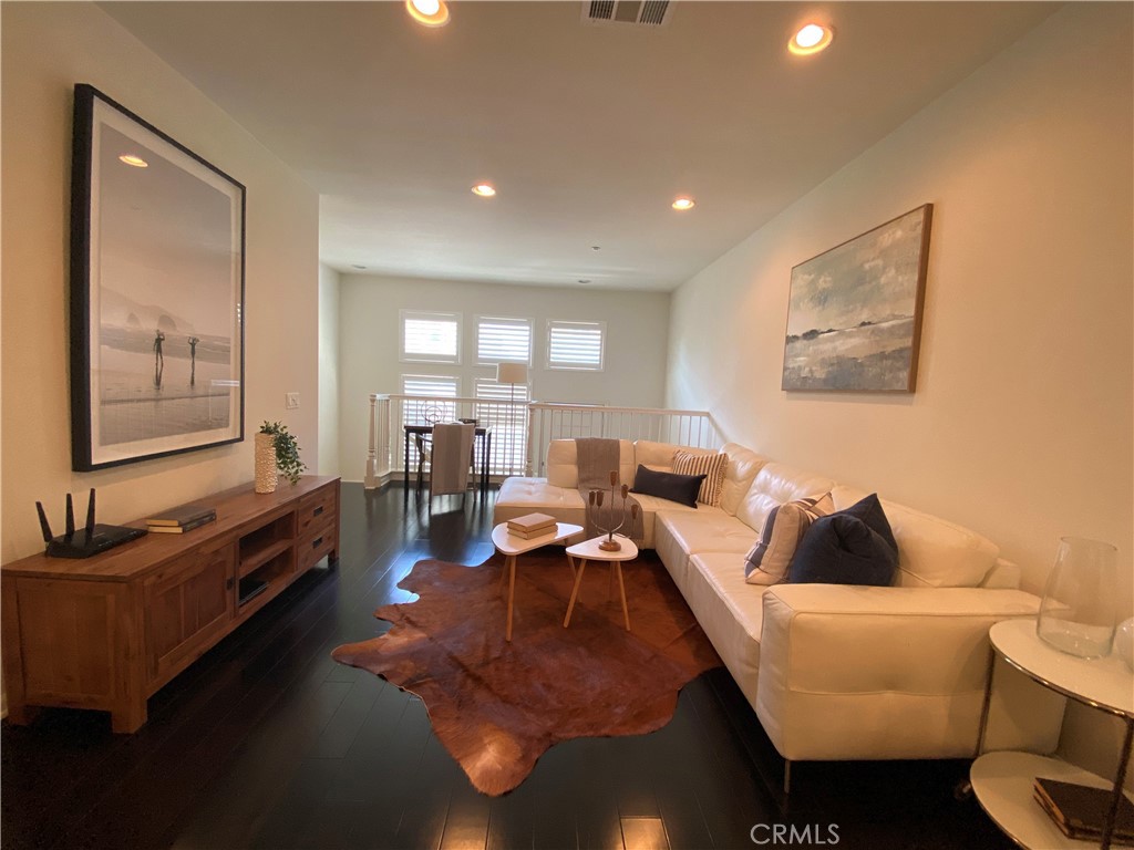 5439 Strand 103