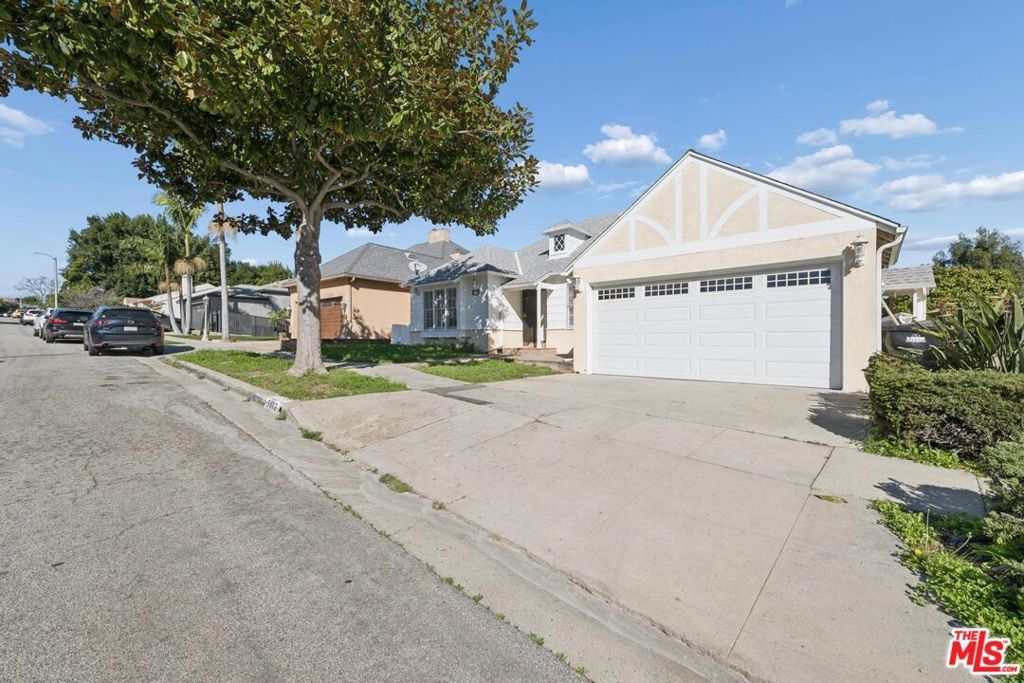 Photo of 5002 Valley Ridge Avenue, View Park, CA 90043 (MLS # 26636969)